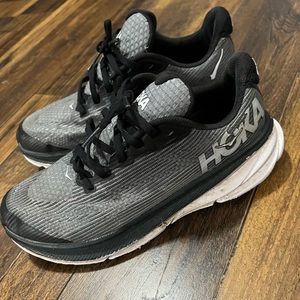 HOKA Clifton 9 Running Kids Grade School size 6.5